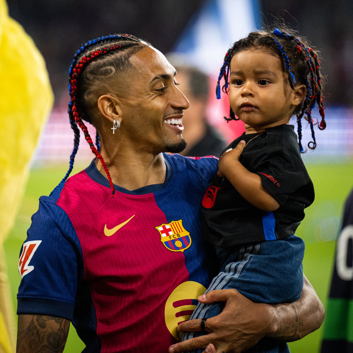 FCBarcelona_es's tweet photo. Raphinha con su hijo 👶😍 https://t.co/17suXonAbd
