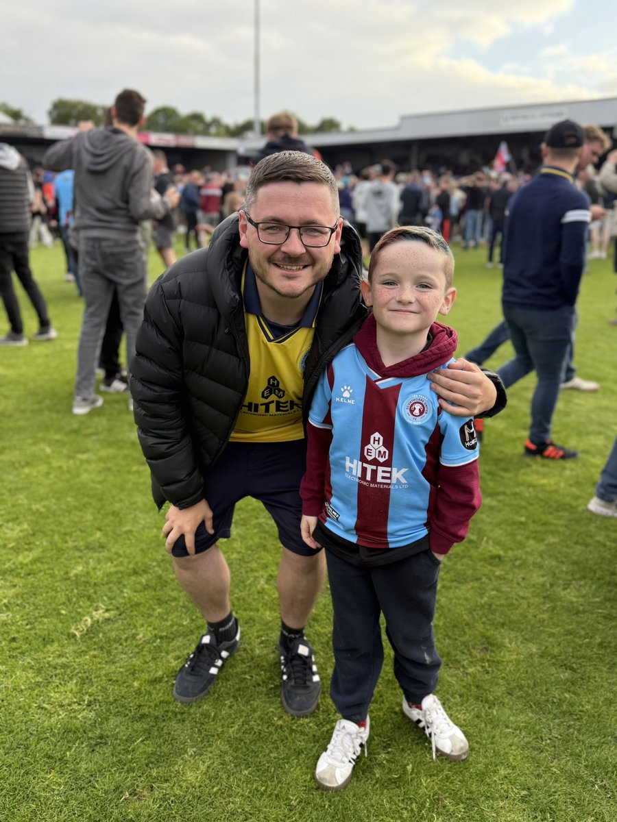 LittleLucas180's tweet photo. Memories Iโll have forever, what a fantastic and and Granddad martyn got on the pitch @SUFCOfficial @DannyWhitehall1 @Calroberts_ @MichelleHarnes1 @TyDen6 @DAZN_NationalLg @TheVanaramaNL #UTI #weregoingup #promotion https://t.co/mOZLw388jL
