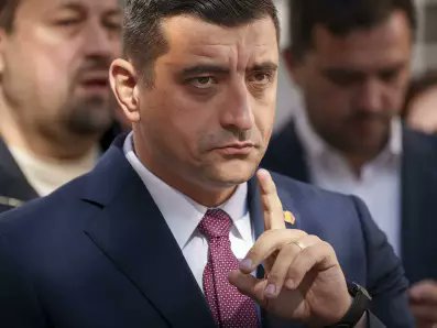 Le jeu trouble de l'UE <a href="/UEFrance/">Commission européenne 🇪🇺</a> <a href="/ONUGeneve/">ONU Genève</a> 
On dit que Nicusor Dan <a href="/NicusorDanRO/">Nicușor Dan</a> a gagné alors c'est la démocratie qui a gagné mais quand George Simion <a href="/georgesimion/">🇷🇴 George Simion 🇲🇩</a> revendique la victoire c'est une manipulation de la Russie. Honte à l'UE. 
George Simion le PR Roumanie 🇷🇴