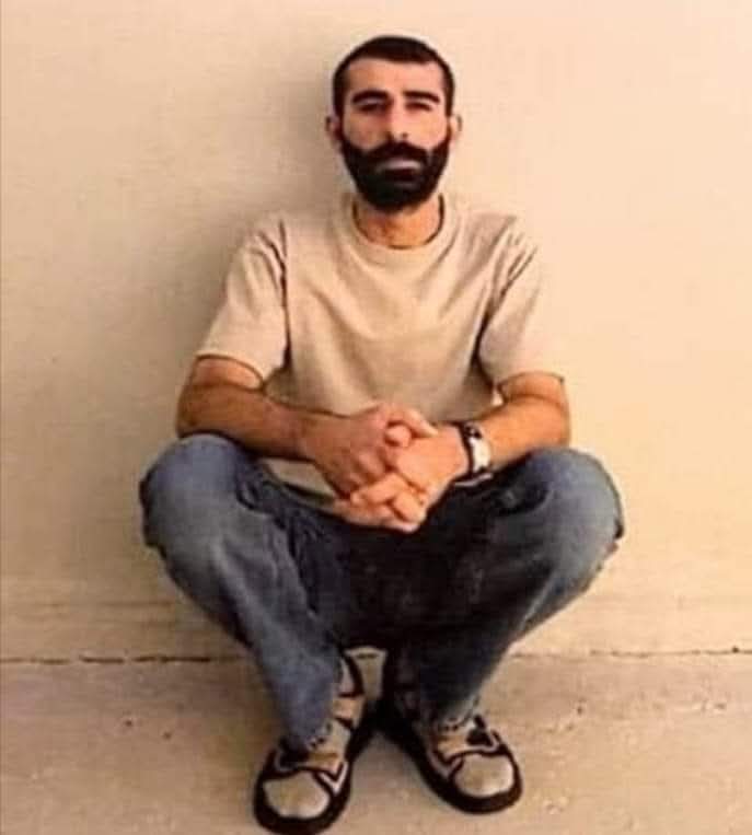 #GenelAf
 25 yıldır cezaevinde olan Cengiz Sinan Çelik:

"Kürtçe şiirler yazıyorum. Epilepsi teşhisi nedeniyle sürekli nöbet geçiriyorum.

Kanserle savaştım.

Ömrümün yarısından fazlasını esir olarak geçirdim,
Toprak kokusuna hasretim. Ölmeden ses verin. "

Cengiz Sinan Halis