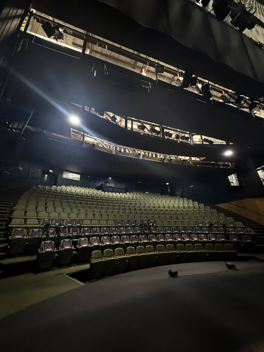 JamesHarriesMM's tweet image. A few shots from this week 🎥

ITV shoots including an oyster farm, a wildlife park, a Gower boat trip and the Brecon canal. 

A theatre production in Cardiff.

Some Sky Arts filming in North Wales. 

#cameraoperator #droneoperator