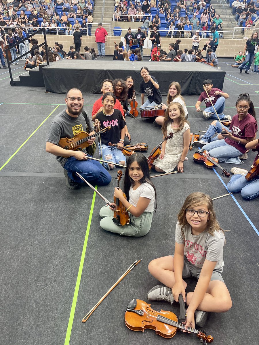 JGlz_Orchestra's tweet photo. Electrify Your Strings - 5th grade edition was a HIT! We had so much fun participating! 🎻⚡️🎶🎸
#ElectrifyYourStrings #EYS #NorthsideISD #Orchestra
@NISDBernal @NISDLangleyES @NISDWernli @NISD_FineArts https://t.co/MuInqpzLDl
