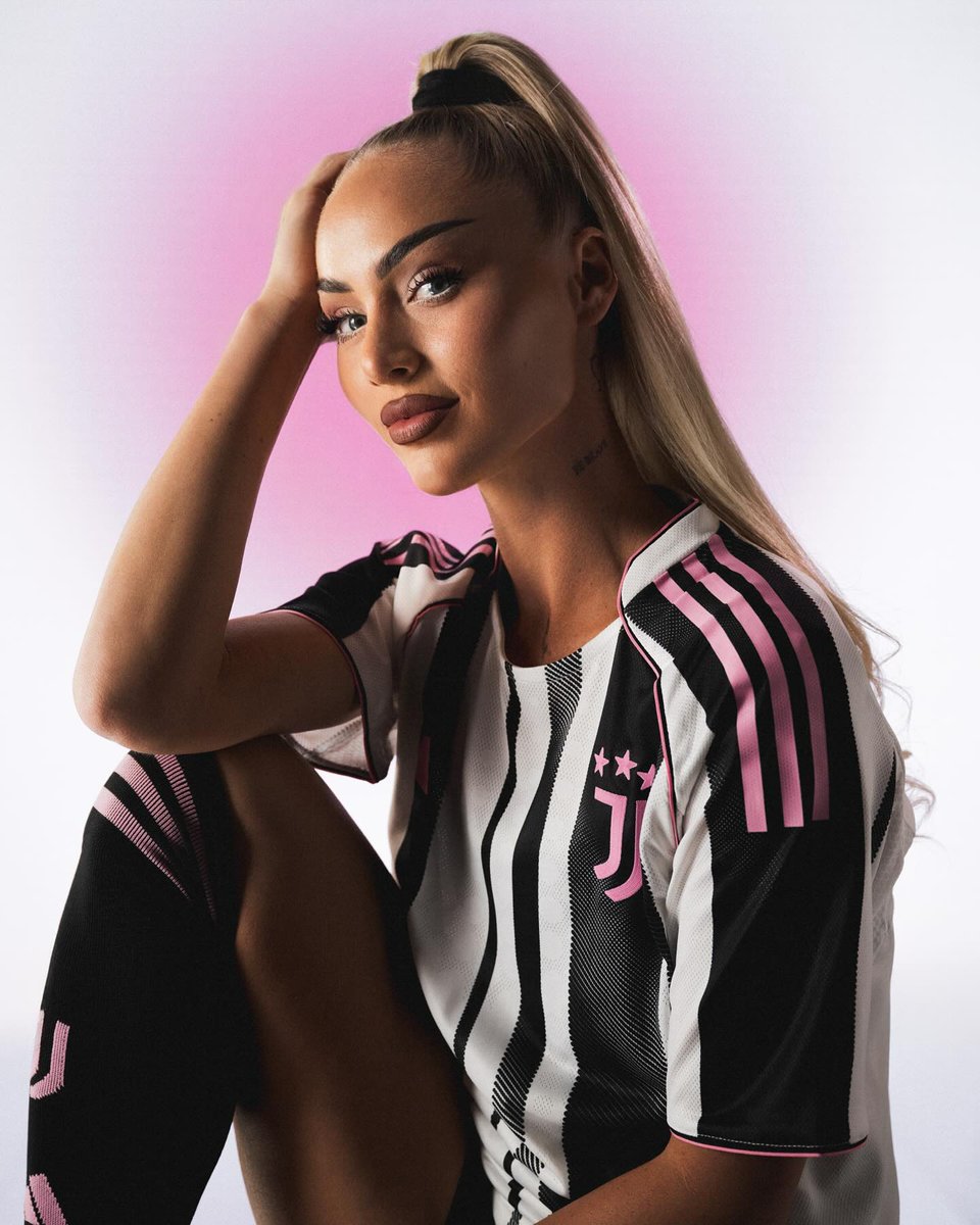 svetdresov's tweet photo. Juventus oznámil partnerstvo s automobilkou Jeep a portálom Visit Detroit! Ani jedno logo však nie je v ružovej! Nové dresy debutovali dnes víťazstvom 2:0 nad Udinese.
PS: V stredu som zabudol na 2 pekné fotky, tak dnes dopĺňam! 😜
#dresy #adidas #juventus #slecny #alisha https://t.co/xW9vIHNyiW