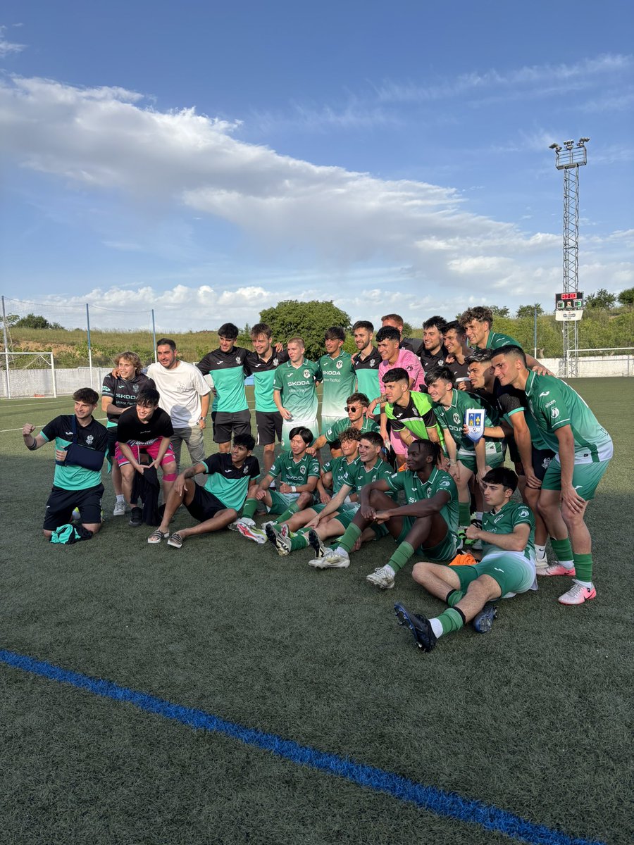JacoboGamero's tweet photo. 👏Pues ahora sí, 3 puntos y fin de temporada para este auténtico equipazo.

💚Un grupo de amigos que se acabó convirtiendo en una familia consiguiendo el campeonato y ascenso

🫡Con @FernandoGomezBe y su cuerpo técnico al frente nada podía salir mal https://t.co/7IgWTUSClW