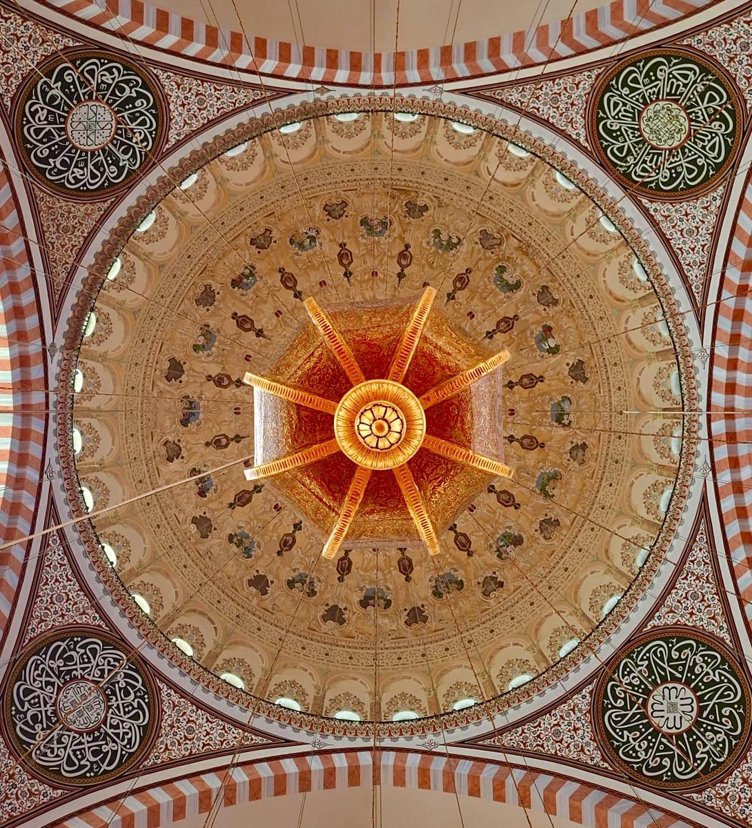 “Yâ Rab bela-yı aşk ile kıl âşîna beni
Bir dem bela-yı aşktan kılma cüdâ beni”