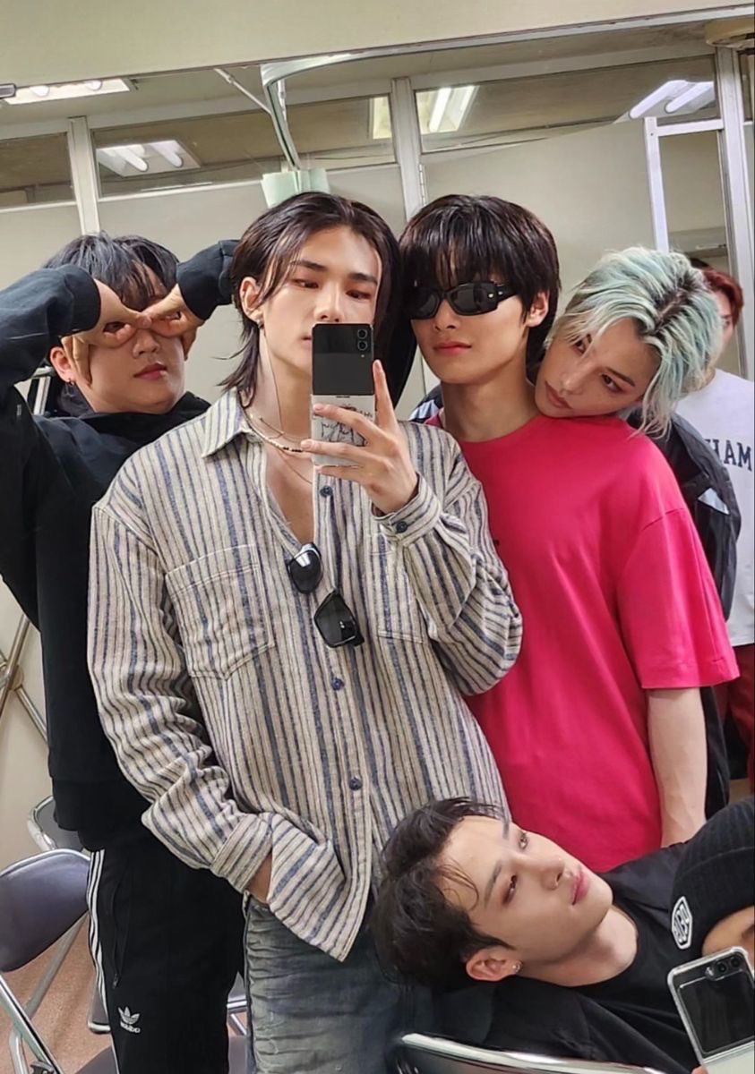 hyunx1m's tweet photo. Me encanta el hecho de que en esta foto estén los 8,solo es cosa de buscarlos https://t.co/bMu7WZjtEG