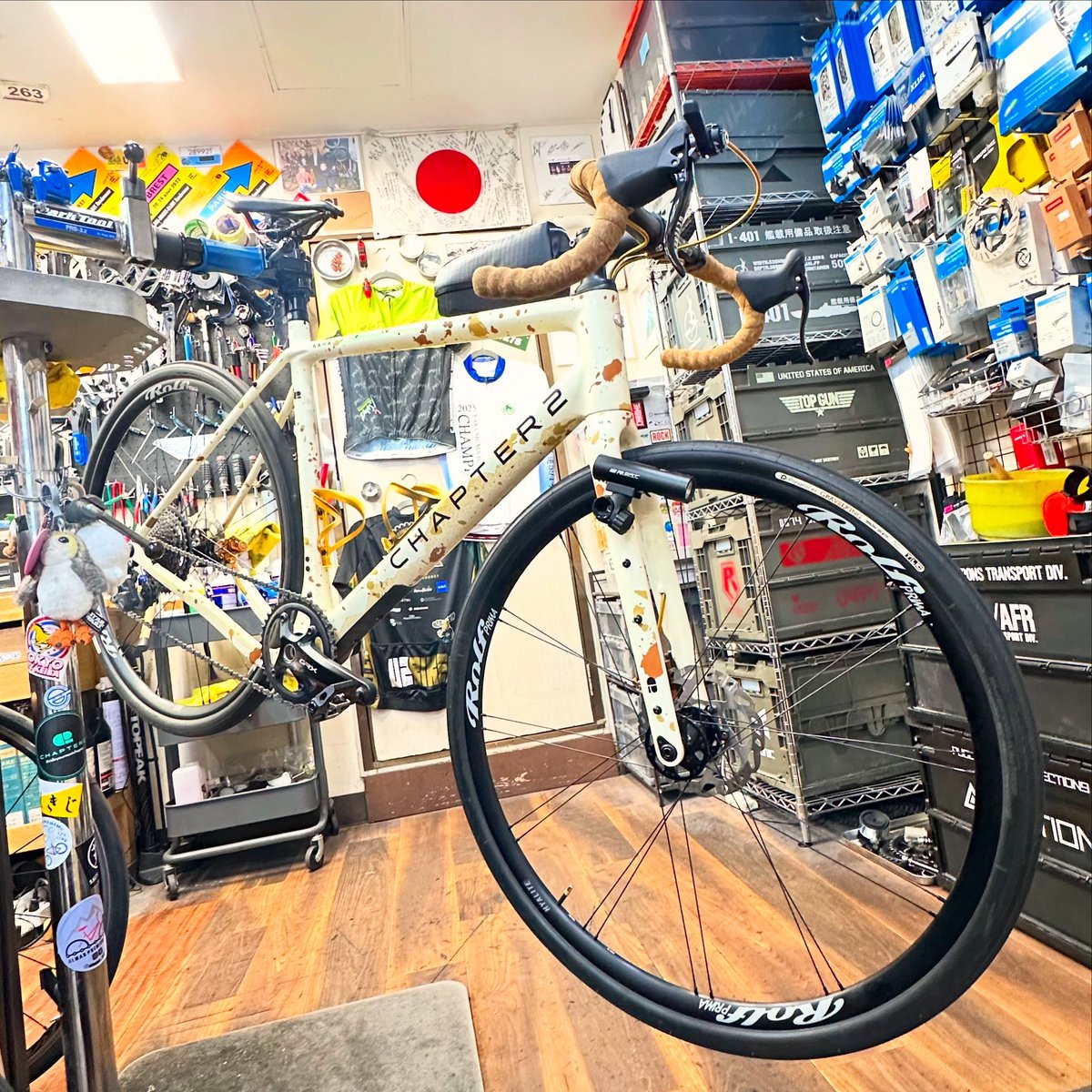 u2bikes's tweet photo. CHAPTER2の魅力のひとつ
各車それぞれのユニークデザイン🎨

素直さ以上に一台でほんとなんでもやりたい
アクティブさを求めるなら
このKAHA/CHAPTER2🇳🇿

見た目も走りも特別に
これまた見た目も走りもユニークな
RolfPRIMAのオールロード
HYALITEがよく映える✨

 #U2BIKES #CHAPTER2BIKES #KAHA
 #RolfPRIMA #HYALITE #カスタマイズ
 #特別感大事