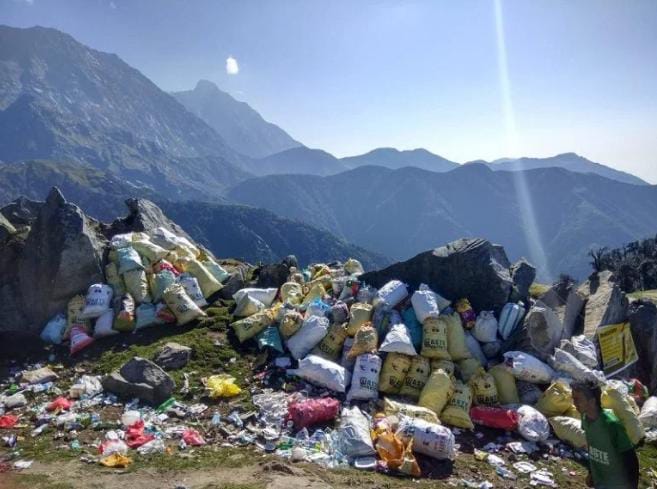 Uttarakhand Ekta Manch (@uem4uk) on Twitter photo рд╢реАрд░реНрд╖рдХ: рдУ рд╢рд╣рд░реА,рддреБрдо рдкрд╣рд╛рдбрд╝ рдХреНрдпреЛрдВ рдЖрддреЗ рд╣реЛ?
рдЖрддреЗ рддреЛ рд╕рдорд░реНрдкрдг рднрд╛рд╡ рд╕реЗ рдЖрддреЗ,
рдкрд░ рдЕрд╣рдВрдХрд╛рд░ рд▓реЗрдХрд░ рдХреНрдпреЛрдВ рдЖрддреЗ рд╣реЛ?
рдЖрдирд╛ рдерд╛ рдвреЛрд▓-рджрдореБрдЖ рдХреА рдзреБрди рд╕реБрдирдиреЗ,
рдкрд░ DJ рдХреА рдЧреВрдБрдЬ рдХреНрдпреЛрдВ рд▓рд╛рддреЗ рд╣реЛ?
рдЖрддреЗ рдирджреА рдХреЗ рдмреЗрдЯреЗ рдмрдирдХрд░,
рдореЗрд░реЗ рд░рд╣рдиреБрдорд╛ рдмрдирдХрд░ рдХреНрдпреЛрдВ рдЖрддреЗ рд╣реЛ?
рдЖрдирд╛ рдерд╛ рдИрд╢реНрд╡рд░ рдХреА рддрд▓рд╛рд╢ рдореЗрдВ,
рддреБрдо рд╡реНрдпрд╛рдкрд╛рд░реА рдмрди рдХреНрдпреЛрдВ рдЖрддреЗ рд╣реЛ?
рдУ рд╢рд╣рд░реА, рдкрд╣рд╛рдбрд╝ рд╢реАрд░реНрд╖рдХ: рдУ рд╢рд╣рд░реА,рддреБрдо рдкрд╣рд╛рдбрд╝ рдХреНрдпреЛрдВ рдЖрддреЗ рд╣реЛ?
рдЖрддреЗ рддреЛ рд╕рдорд░реНрдкрдг рднрд╛рд╡ рд╕реЗ рдЖрддреЗ,
рдкрд░ рдЕрд╣рдВрдХрд╛рд░ рд▓реЗрдХрд░ рдХреНрдпреЛрдВ рдЖрддреЗ рд╣реЛ?
рдЖрдирд╛ рдерд╛ рдвреЛрд▓-рджрдореБрдЖ рдХреА рдзреБрди рд╕реБрдирдиреЗ,
рдкрд░ DJ рдХреА рдЧреВрдБрдЬ рдХреНрдпреЛрдВ рд▓рд╛рддреЗ рд╣реЛ?
рдЖрддреЗ рдирджреА рдХреЗ рдмреЗрдЯреЗ рдмрдирдХрд░,
рдореЗрд░реЗ рд░рд╣рдиреБрдорд╛ рдмрдирдХрд░ рдХреНрдпреЛрдВ рдЖрддреЗ рд╣реЛ?
рдЖрдирд╛ рдерд╛ рдИрд╢реНрд╡рд░ рдХреА рддрд▓рд╛рд╢ рдореЗрдВ,
рддреБрдо рд╡реНрдпрд╛рдкрд╛рд░реА рдмрди рдХреНрдпреЛрдВ рдЖрддреЗ рд╣реЛ?
рдУ рд╢рд╣рд░реА, рдкрд╣рд╛рдбрд╝