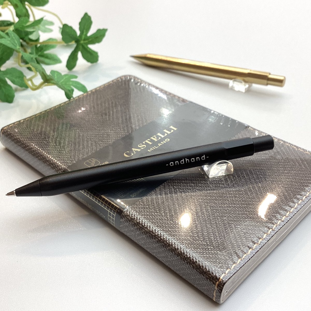 pellepenna_0310's tweet photo. 英国デザインのステーショナリーブランド「andhand」メソッドペン、メカニカルペンシルより新色ブラックが発売されました✨
マットで滑らかな表面仕上げのペンはシンプルですっきりとした印象です。 ギフトにもおすすめです🎁
#andhand #new #stationery
#ペレペンナ #オンラインショップ https://t.co/tzG7qbum80