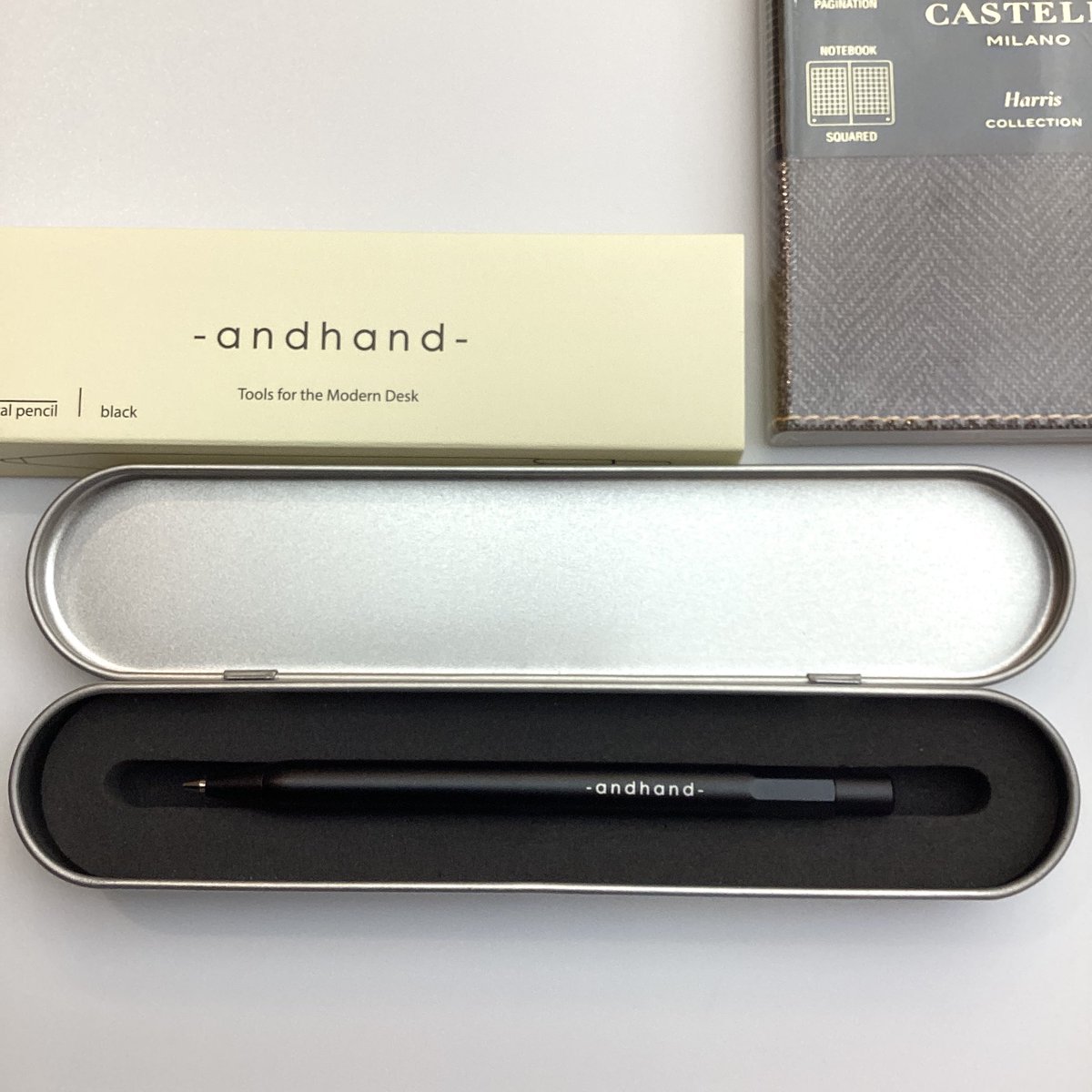 pellepenna_0310's tweet photo. 英国デザインのステーショナリーブランド「andhand」メソッドペン、メカニカルペンシルより新色ブラックが発売されました✨
マットで滑らかな表面仕上げのペンはシンプルですっきりとした印象です。 ギフトにもおすすめです🎁
#andhand #new #stationery
#ペレペンナ #オンラインショップ https://t.co/tzG7qbum80