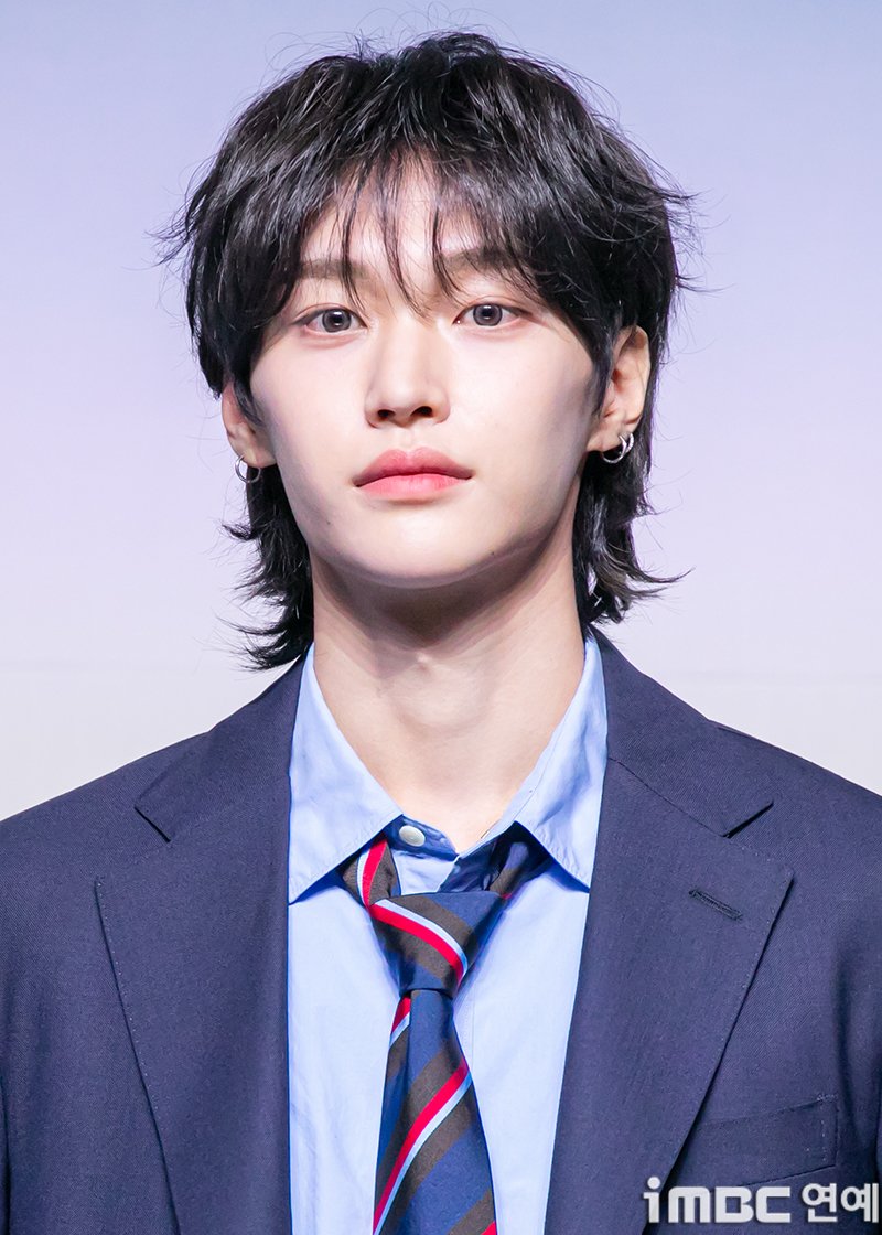 imbcenews's tweet photo. [포토] 라이즈 원빈, 이름값 하는 미모 
#라이즈 #RIIZE #RISEandREALIZE #ODYSSEY
#어나더라이프 #AnotherLife #FlyUp #플라이업
#원빈 #WONBIN #쇼케이스_250519 [iMBC연예]

라이즈(앤톤, 소희, 원빈, 은석, 쇼타로, 성찬)는 로큰롤 스타일을 연상시키는 타이틀곡 ‘Fly Up(플라이 업)’으로 활발한 활동을 펼친다.

⬇️고화질 Click Plz⬇️
https://t.co/gHQVjiRjhF