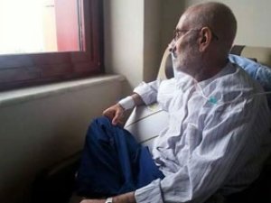 "Camın Önünde Derinlere Bakan Adam"

Cezaevinden yeni çıkmıştı.
Zamanın ağır aktığı, duvarların bile sessizlikle konuştuğu bir yerden gelmişti.
Bir akşam evime misafir oldu.
Hayatımda ilk ve son defa karşılanmıştım o misafirle...
Henüz zindanın küf kokusu omzundaydı…
Üzerinde
