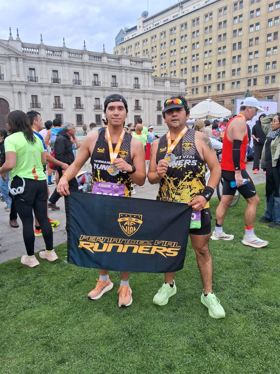 Vial_Runners's tweet photo. Hoy estuvimos presentes en los tres recorridos del #maratondeSantiago2025 . Andrés y Felipe en 42K, Eduardo en 21K y Belén y Cristian en 10K. Felicitaciones por llevar al Almirante a la cita más importante del running nacional 💛🖤🙌🏼 https://t.co/QHuzzFrgsE