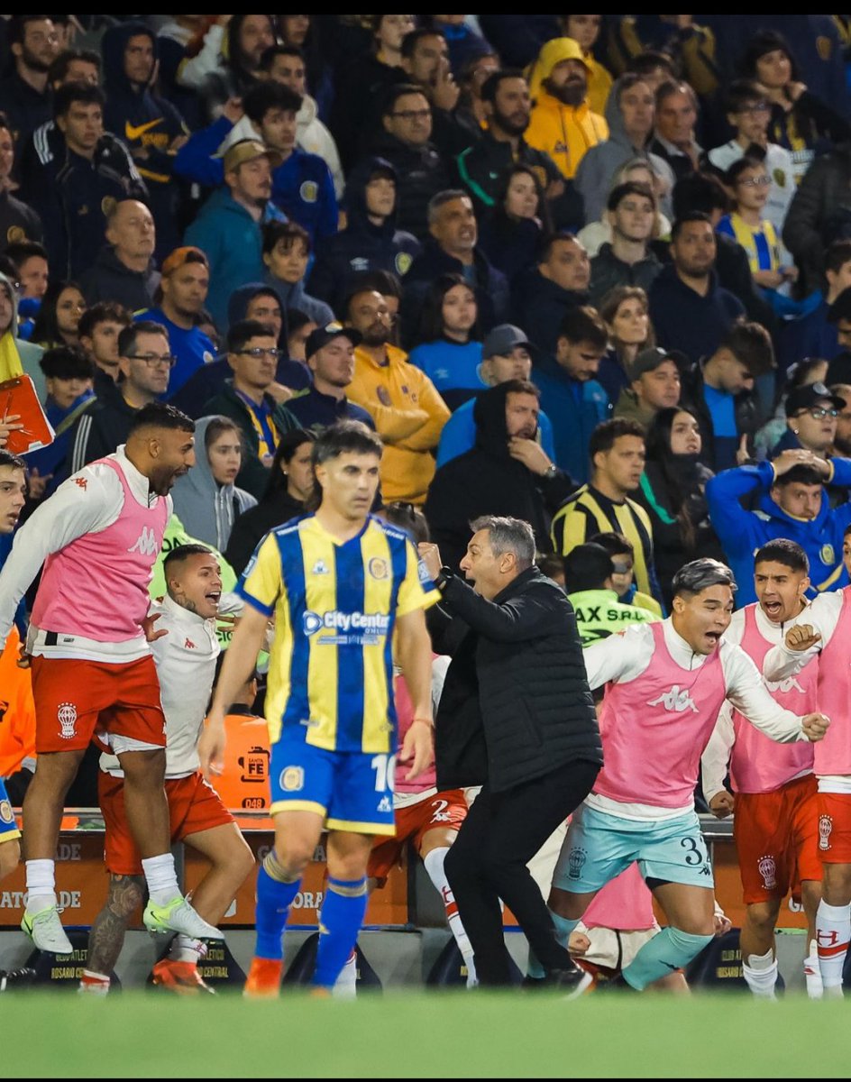 Vamos Huracán, unidos, puños apretados y con los pies sobre la tierra 😉
<a href="/CAHuracan/">CA Huracán</a> #semifinales