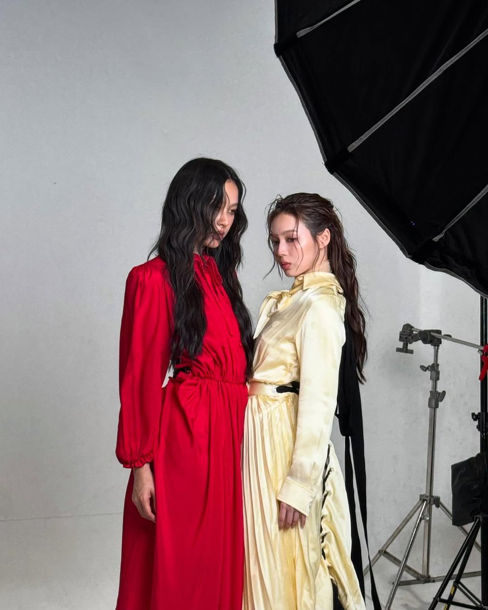 MilkLove_styles's tweet photo. Milk Pansa &amp; Love Pattranite dressed in  #BalenciagaSummer25 for #harpersbazaarsg April 2025.

Also, with @TOMFORD ‘Lip Color Satin Matte Lipstick in Blush Honey’.

#Balenciaga #TOMFORDBEAUTY #TOMFORD #TFLIP 

#MilkLove #มิ้ลค์เลิฟ #GMMTV #MilkPansa #loverrukk https://t.co/ObaZuCVw7t