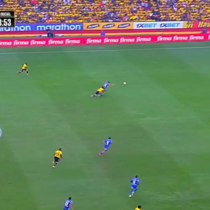 jecse12's tweet photo. Está también ha pasado muy desapercibida, era la primera roja para Arreaga y digo primera porque después le perdono otra. https://t.co/hYv5BkpH5Z