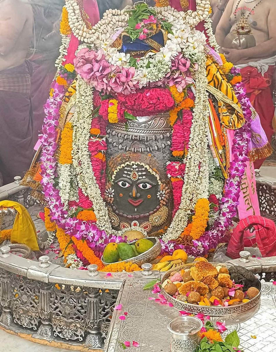 *🙏🌹जय श्री महाकाल 🌹🙏*
*श्री महाकालेश्वर ज्योतिर्लिंग का आज का भस्म आरती श्रृंगार दर्शन*
*🔱ज्येष्ठ, कृष्ण पक्ष, तिथि - षष्ठी/सप्तमी, संवत् 2082, दिन - सोमवार, 19 मई 2025🔱*
*🌹ॐ नमः शिवाय*🌹🙏