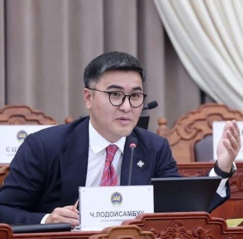 УИХ-ын гишүүн Ч.Лодойсамбуу: Х.Нямбаатар аа! 
Талбай чөлөөл! Улсын төв талбай танай гэр бүлийн эдлэн биш!