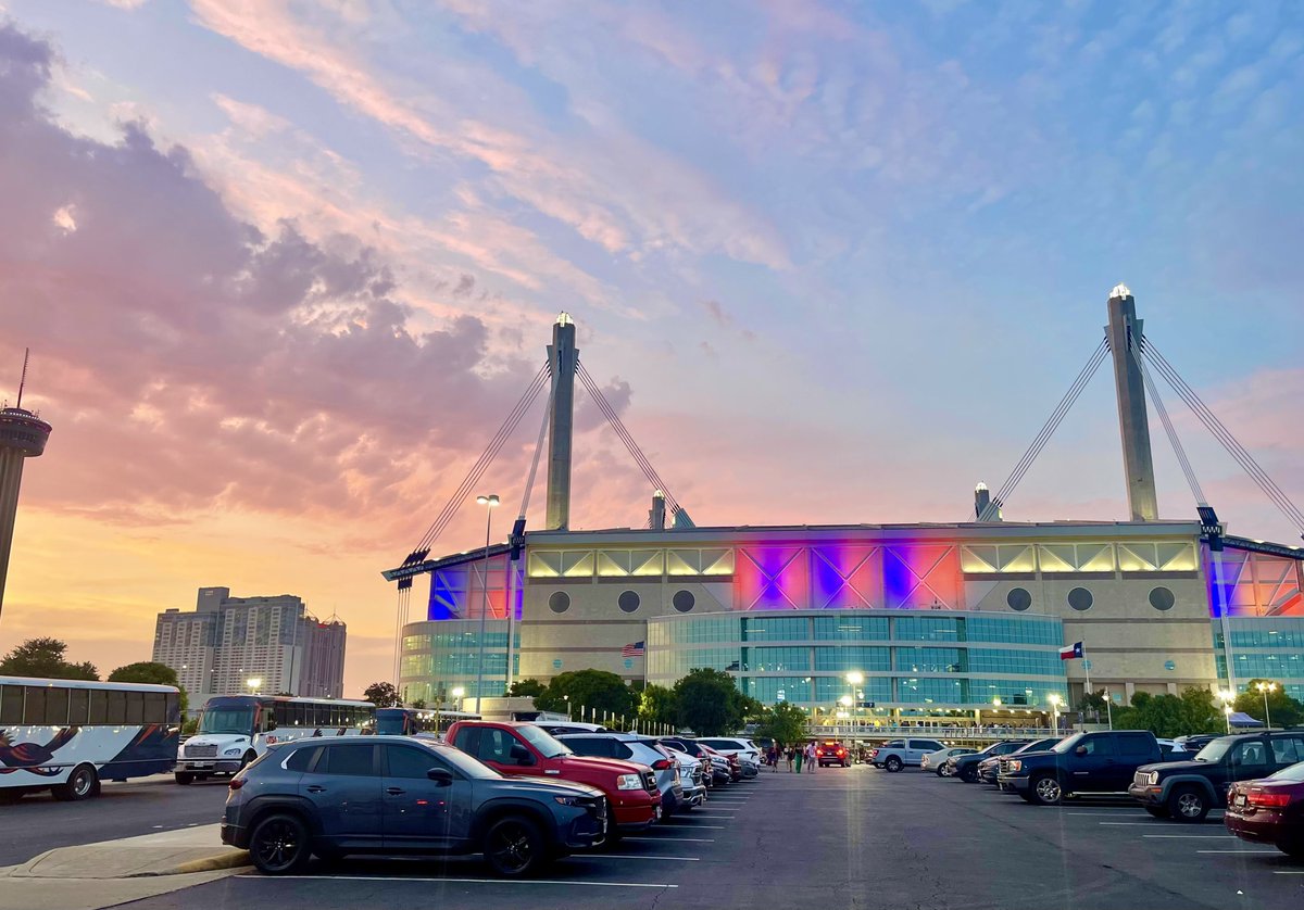 UTSAAlumni's tweet image. An orange and blue sunset to cap off an amazing day at Commencement! 🌅🤙

Welcome to the Alumni family, #UTSAGrad25!
