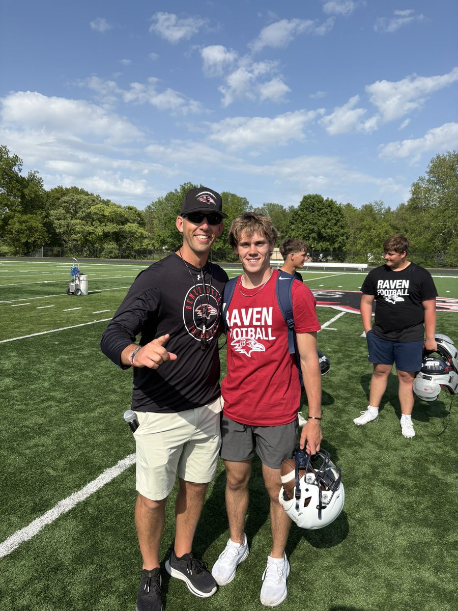 CaleWilliams15's tweet image. Had a great day at the Benedictine camp with all my teammates! Thank you coach @JoelOsborn_BC and all the other player assistants for the coaching. @OEHawksFootball @OEastAthletics @CoachCPorter