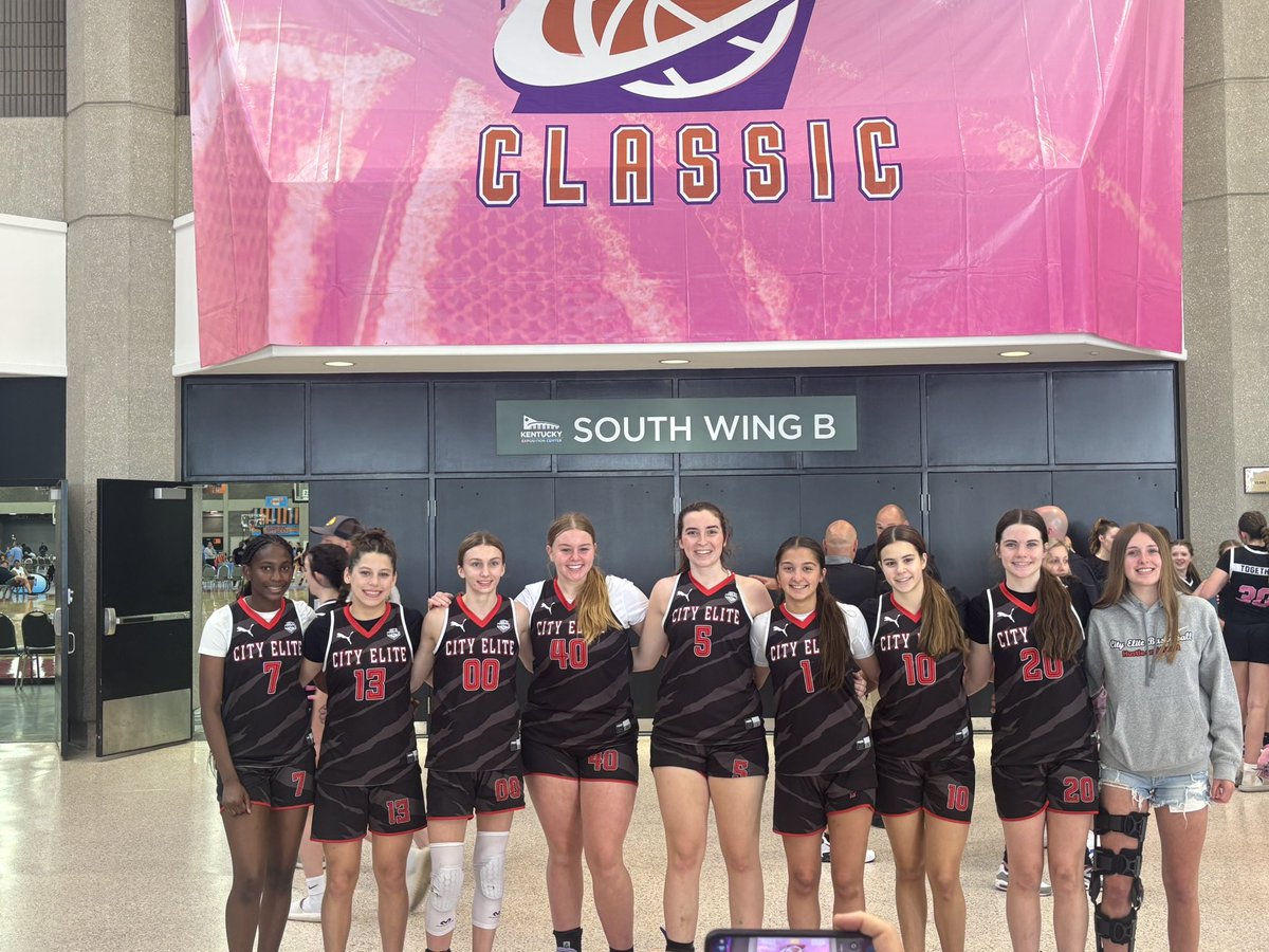 Proud of all these young ladies. Everyone finished 3-1 at The Classic. Keep Grinding 🤘🏾