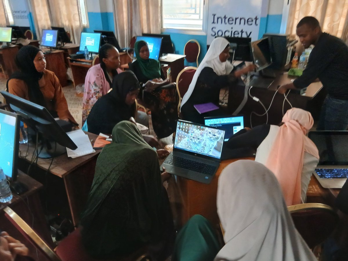 Suite – Jour 4  Femmes Ingénieures 2.0
Après le câblage :

Attribution d’adresses IP

Détection et correction d’erreurs réseau

Communication fluide entre postes via ping et partage de fichiers

Ces femmes prouvent qu’elles peuvent bâtir l’Internet de demain !