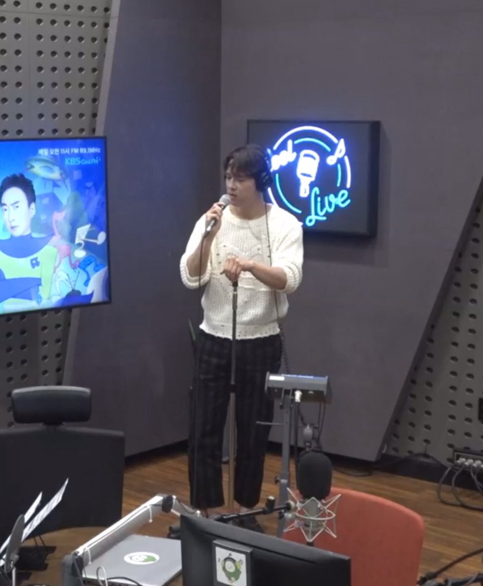 jermchoi's tweet photo. 아 이 스트라이프 바지 또 입으셨넼ㅋㅋ https://t.co/J1cnRUDgXC