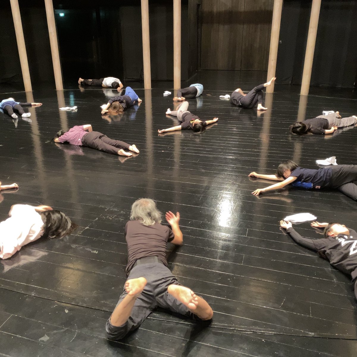 5/18は2回目のミュー英＆実技。英語の歌詞の書き起こしに挑戦💪みんなで聞こえた音を出し合いました。何度も聞き返して、ようやく聞き取れた最後のワードにおもわず歓声が！＊実技はトレーニングと「骨の話」、そしてスペシャルパフォーマンスも👏
#SPAC #SPAC演劇アカデミー #舞台芸術公園 #楕円堂