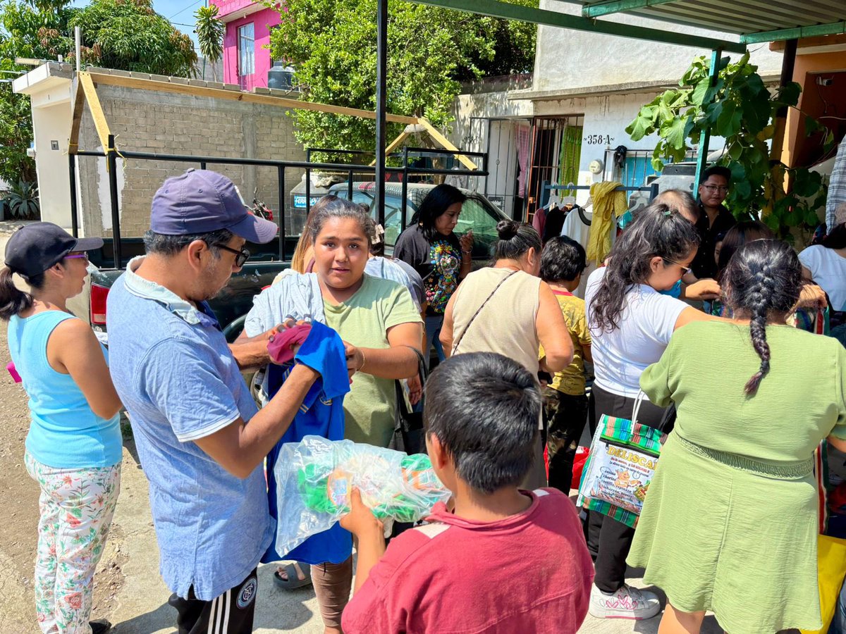 maribelmruiz's tweet photo. En San Jerónimo Yahuiche arrancamos con el #BazarComunitario ¡Toma lo que necesites!.
En #ViVaAC continuamos poniendo nuestro granito de arena para que a #Oaxaca le vaya bien.
Agradezco la sinergia de grandes mujeres: Adriana Salazar, Elba del Carmen Cruz y Judith Rivera 🫱🏽🫲🏾 https://t.co/GLwMUMbf7L