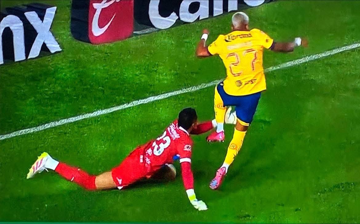MartinoliCuri's tweet photo. Me parece increíble que le sigan pasando este tipo de cosas al Cruz Azul. 🤣 https://t.co/TPeYRRd83X