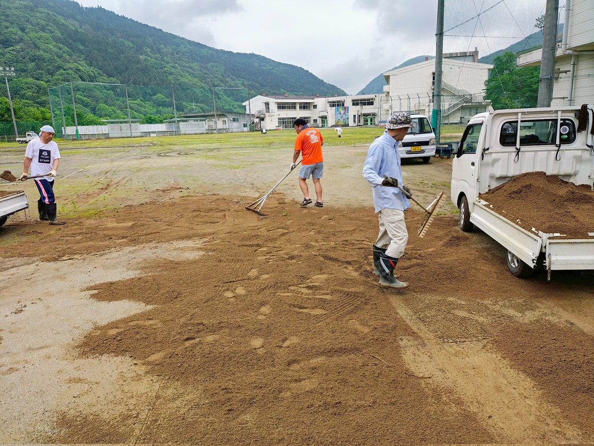 ☆活動記録
昨日は校庭の片付けと土盛り・整地作業を行いました。

雨の影響で凸凹だったグラウンドも綺麗になりました。

次回8月30日(土)～8月31日(日)開催の校庭キャンプが楽しみです。

#身延町
#五条ヶ丘
#校庭キャンプ
#グラウンド
#五条ヶ丘活動記録
