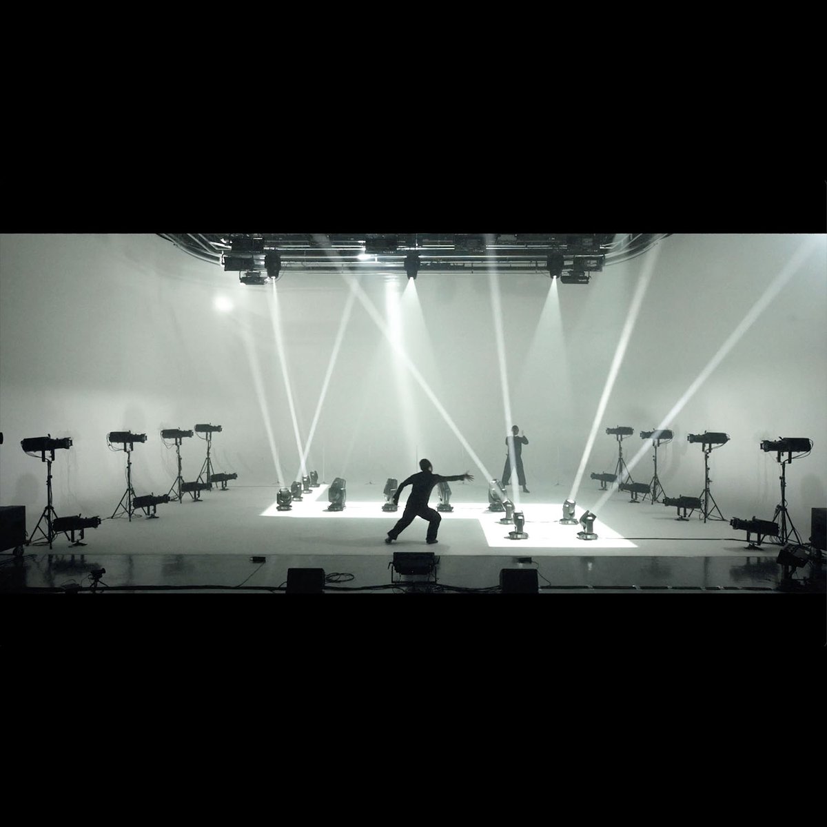 API_Tokyo_'s tweet image. パフォーマンス『./ [dot slash] ベータ版』【 youtu.be/FCOBZ7COreM 】

YouTubeでの再生回数が、4400を超えました。
ムービングライトとダンサーは「振り付け」られ、「リアルな対話」を実現しています。
エレガントな轟音もお楽しみ下さい。

ディレクション：石山雄三
サウンドトラック：CRZKNY