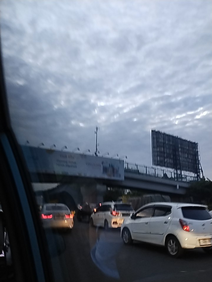 Ngerasain juga macet senin pagi. Biasanya desak-desakan di KRL. Nyobain naik taxi fasilitas kantor emang nyaman banget. Bisa tidur di jalan. Wkwkwk.