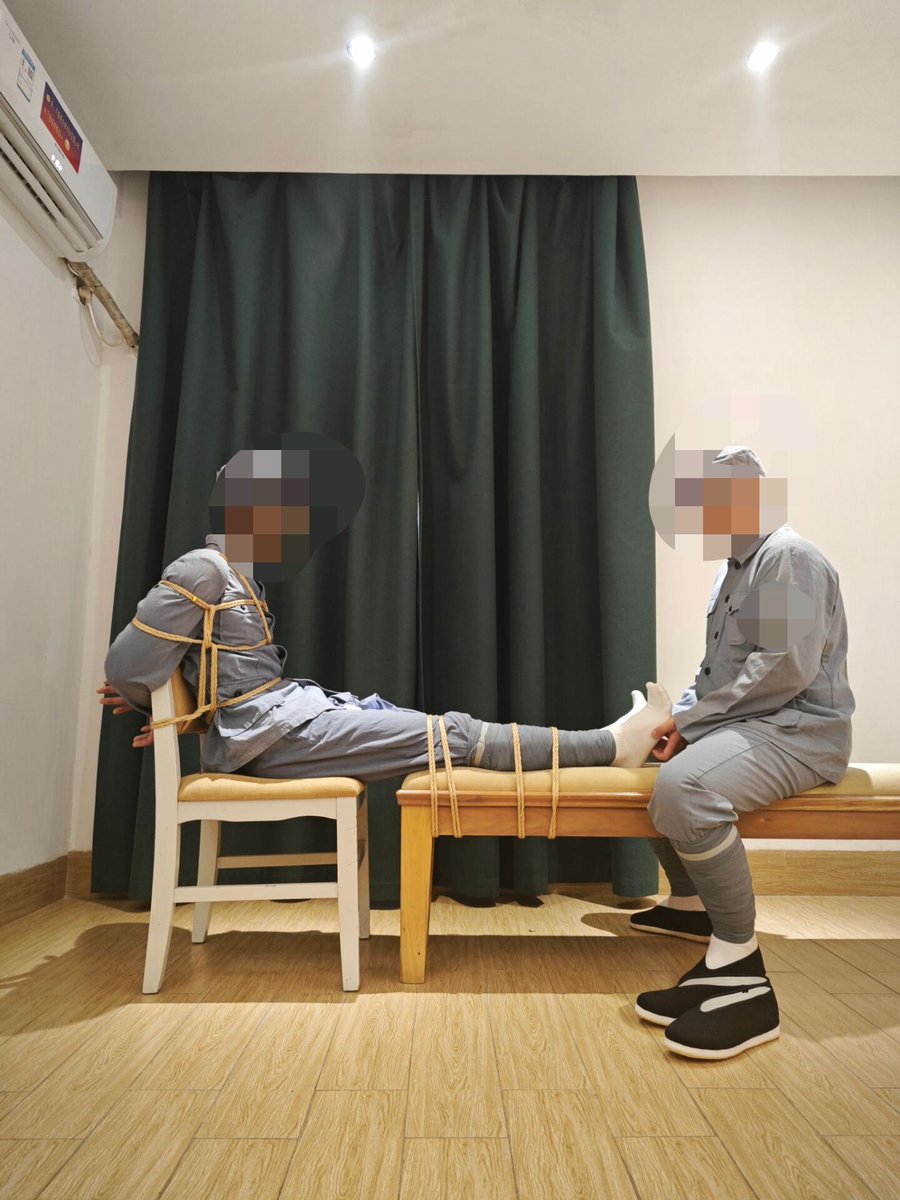 “不招是吧，上刑！”
“呜呜呜呜！！！”
“说！你们的大部队藏在哪里！”
“不说就挠烂你的袜子痒死你！”
“呜呜呜呜呜！！！”