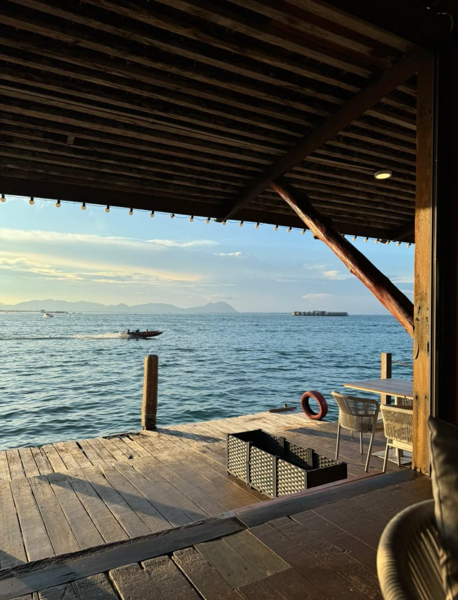 海風は頬をなでて、日光は伴になって、目の前は無限の海の景色で、テーブルの上はおいしい海の味です。すばらしい時間、こんなに簡単でまた満足します!🌟🌟