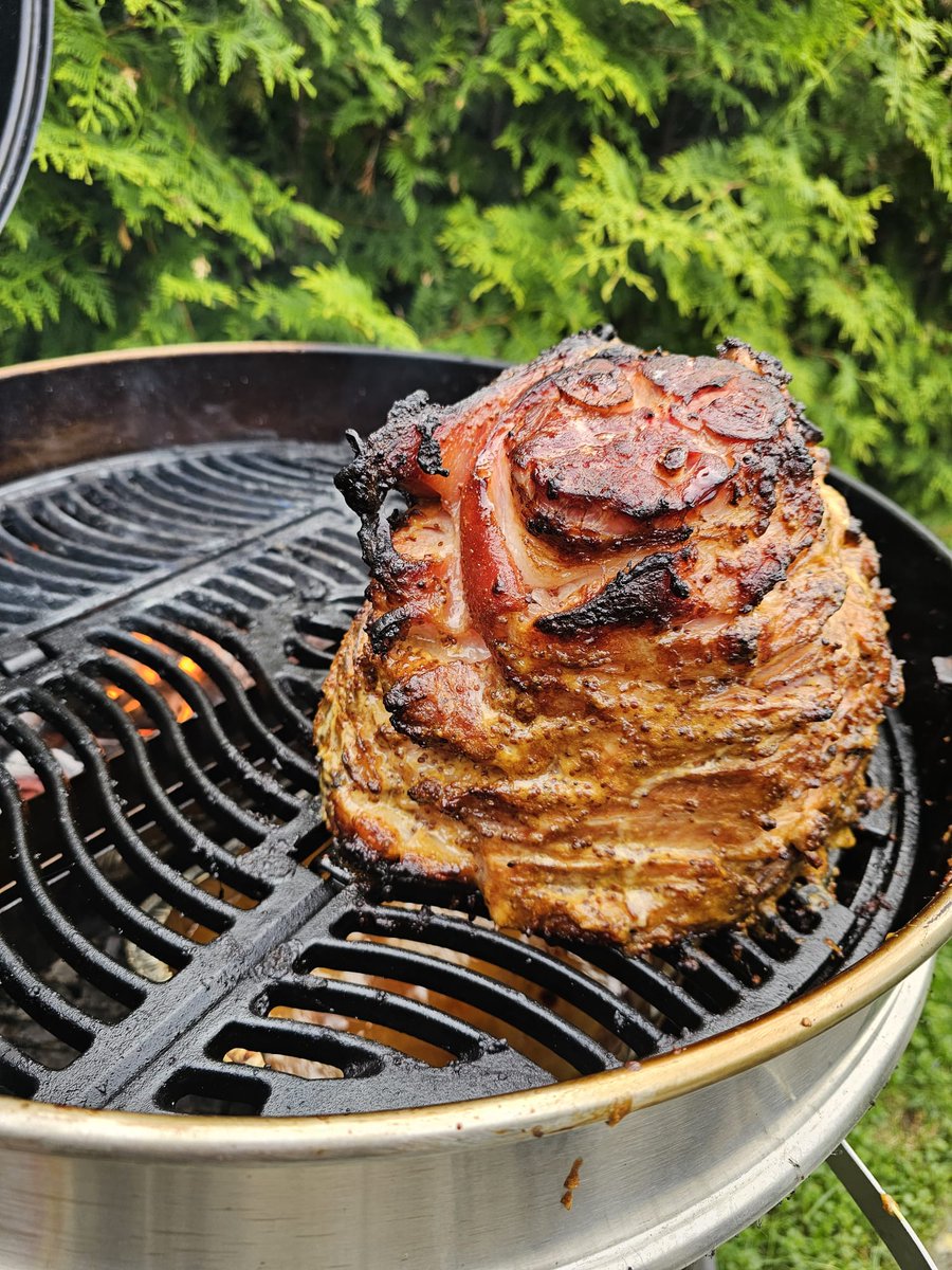 It's not the most perfect weather for my long weekend bbq, but my ham and hopefully my Leafs will be. 🍁💙
#FoodieLeigh