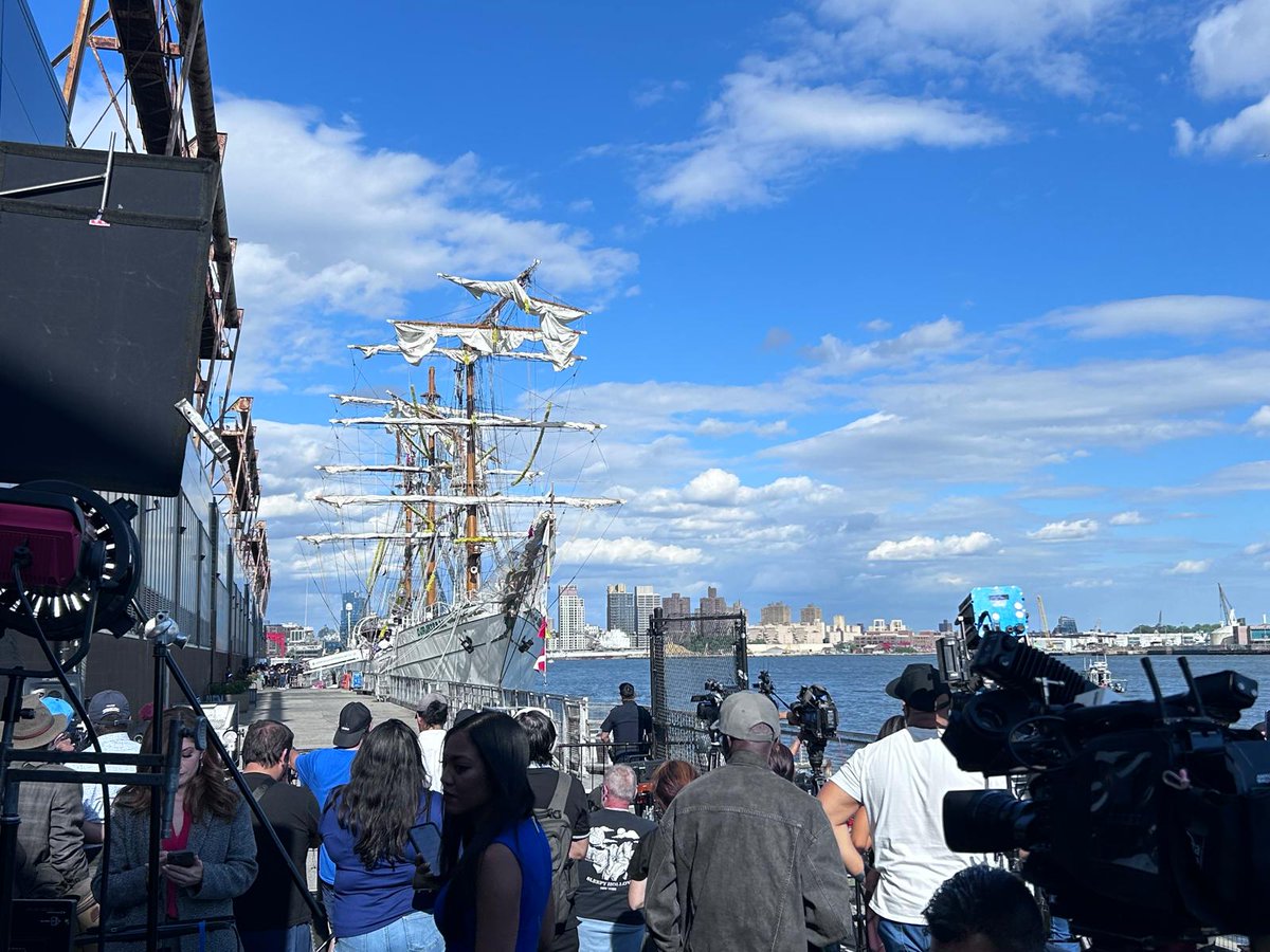 darius_mereckis's tweet photo. Press &amp; onlookers gathered today by the East river quay in Manhattan to take a look at unfortunate Mexican Navy sailing ship Cuauhtemoc who suffered steering malfunction and hit Brooklyn bridge  yesterday, damaging ship &amp; sadly killing several cadets.  Hence the little memorial. https://t.co/BVNTcRu37j