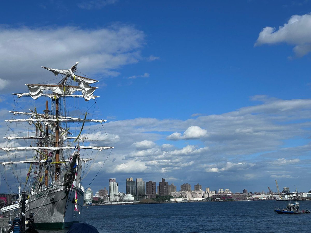 darius_mereckis's tweet photo. Press &amp; onlookers gathered today by the East river quay in Manhattan to take a look at unfortunate Mexican Navy sailing ship Cuauhtemoc who suffered steering malfunction and hit Brooklyn bridge  yesterday, damaging ship &amp; sadly killing several cadets.  Hence the little memorial. https://t.co/BVNTcRu37j