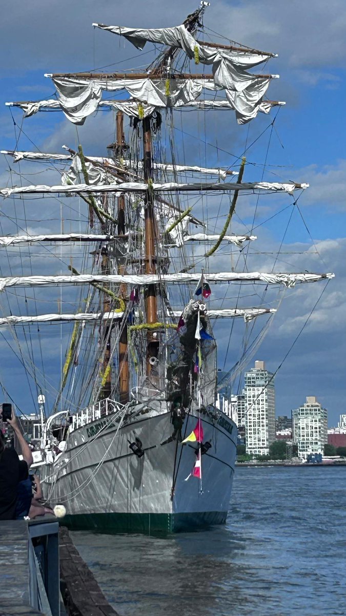 darius_mereckis's tweet photo. Press &amp; onlookers gathered today by the East river quay in Manhattan to take a look at unfortunate Mexican Navy sailing ship Cuauhtemoc who suffered steering malfunction and hit Brooklyn bridge  yesterday, damaging ship &amp; sadly killing several cadets.  Hence the little memorial. https://t.co/BVNTcRu37j