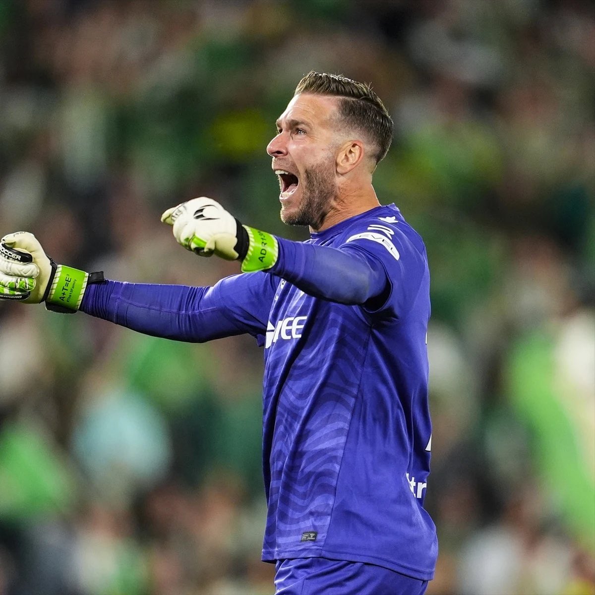 Adrián es mi portero y tiene a disposición mi casa de Matalascañas para él y su familia cuando quiera mientras defienda el escudo que lleva en su pecho a la izquierda