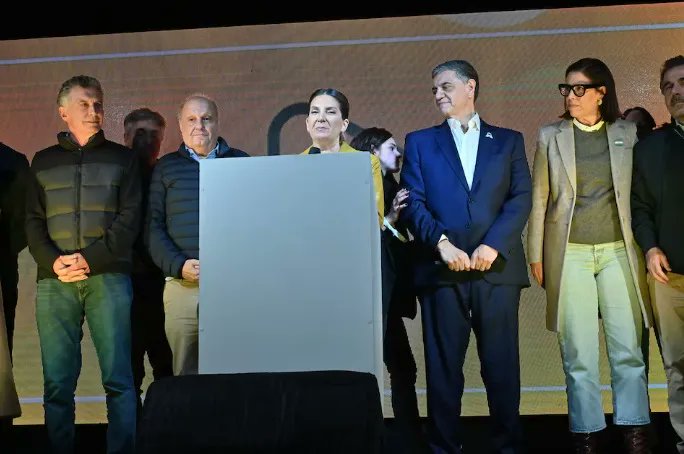 ChauOperetaK's tweet photo. Más amarillo que nunca. ¿El PRO hoy perdió? Sí. ¿Va a tener más legisladores? También. Pero esto es política. Es dinámica. Solo los cobardes se rinden y huyen como ratas cuando las papas queman. Orgulloso de ser PRO, el partido que transformó CABA. Gracias @mauriciomacri 🟡 https://t.co/3S0u3WIhXE