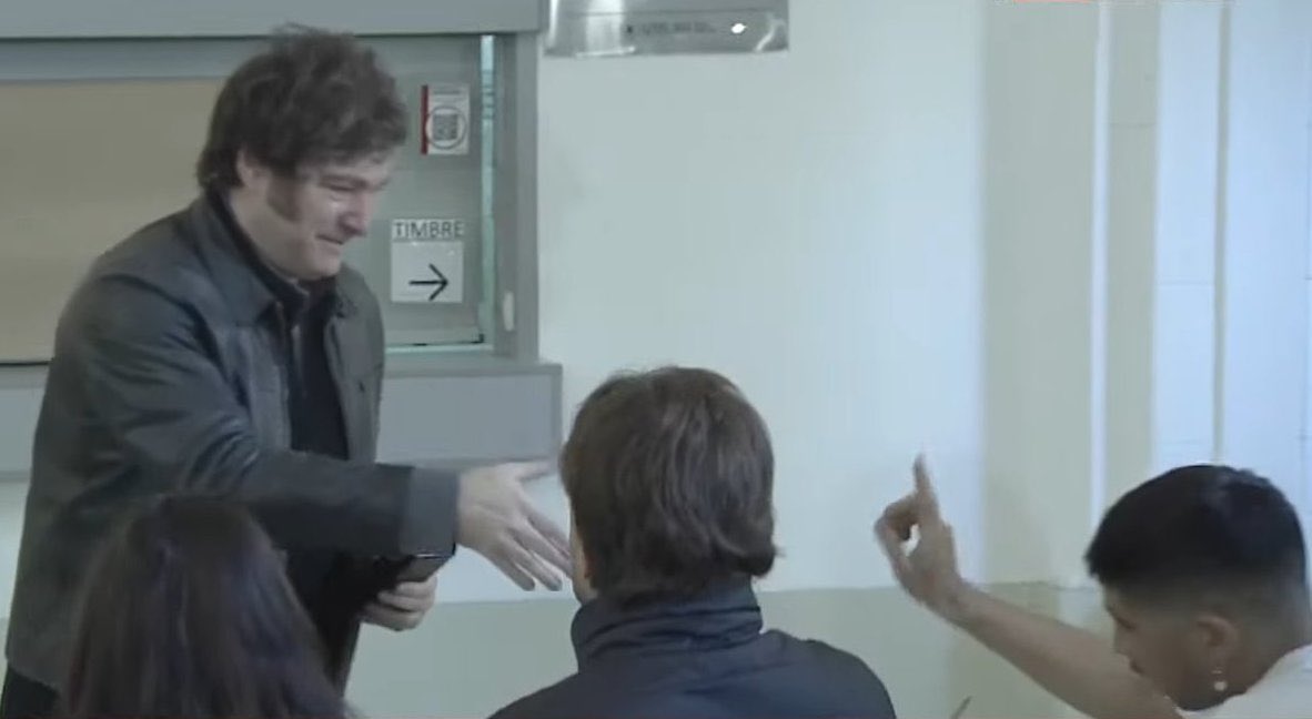 Miren qué patético cómo se consuelan los kukas y toda la oposición con estas dos fotos de la jornada de #EleccionesLegislativas ! 🤣🤣🤣Como no pueden festejar ningún logro, festejan ésto: dos claras muestras de lo violentos e ignorantes que son!