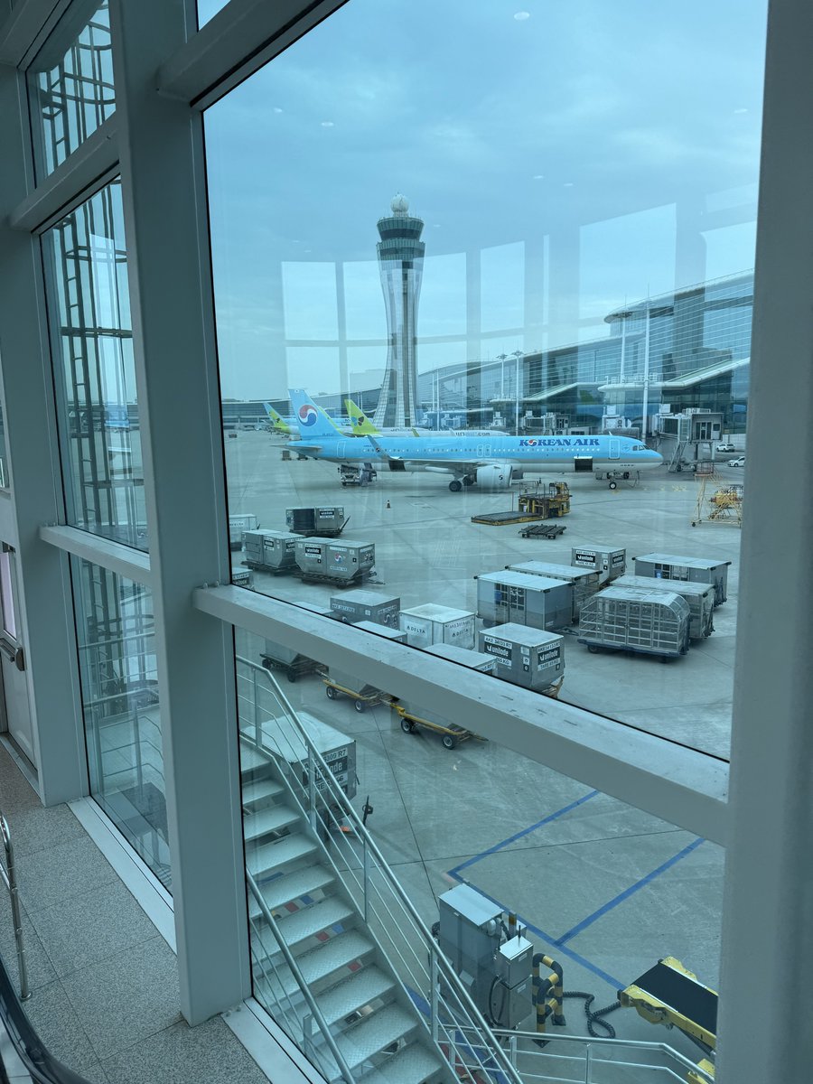 아침부터 일이 많았고 긴글 ㅠㅠㅋㅋ
한국 안녕ㅠㅠ!
피곤해도 하성운을 봤으니까 좋아🥹🩷
제 나눔 좋아해주신 하늘님들 고마워요❤️
오랜만에 많은 하늘님들 봤고 보고싶은 하늘이들 언니들 동생들 만나서 반가워용🫶🏻
내가 얼마나 정신이 없냐면 화장실에 갔다가 여권 잃어버릴 뻔 ㅠㅠ 아슬아슬