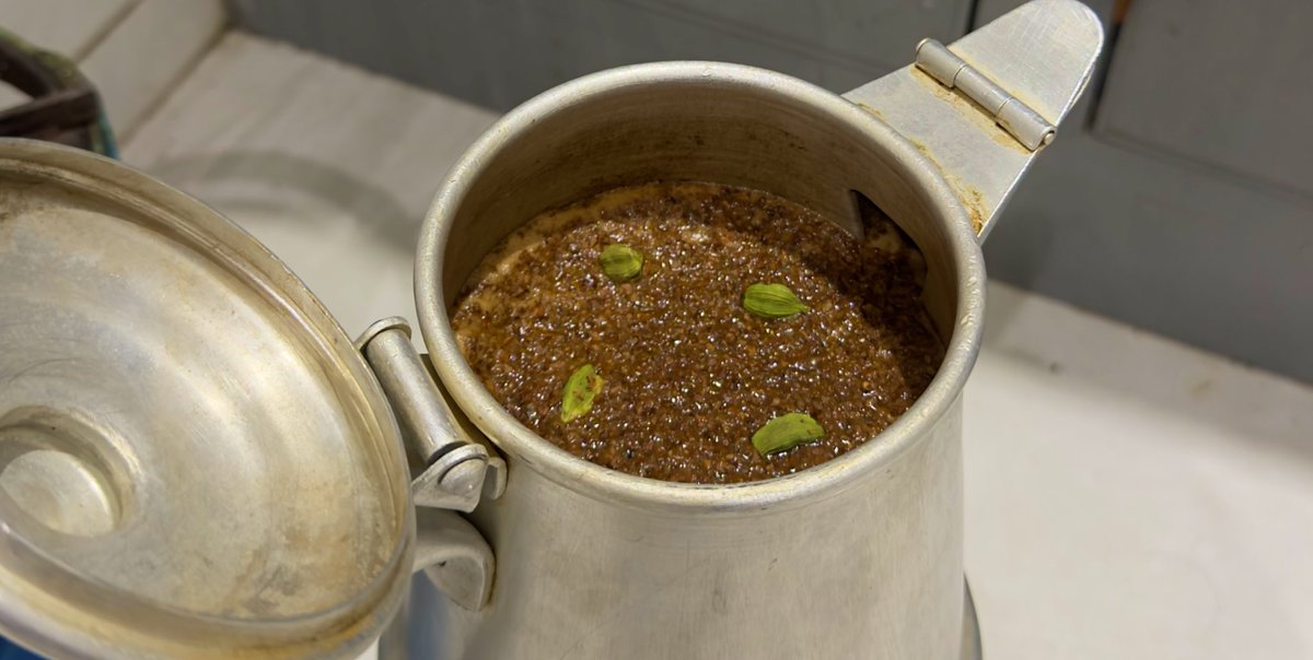 ماكن لي عقلٍ  ولا قلب كنّي 
جذعٍ  وقف في وجه الأيام ذاوي