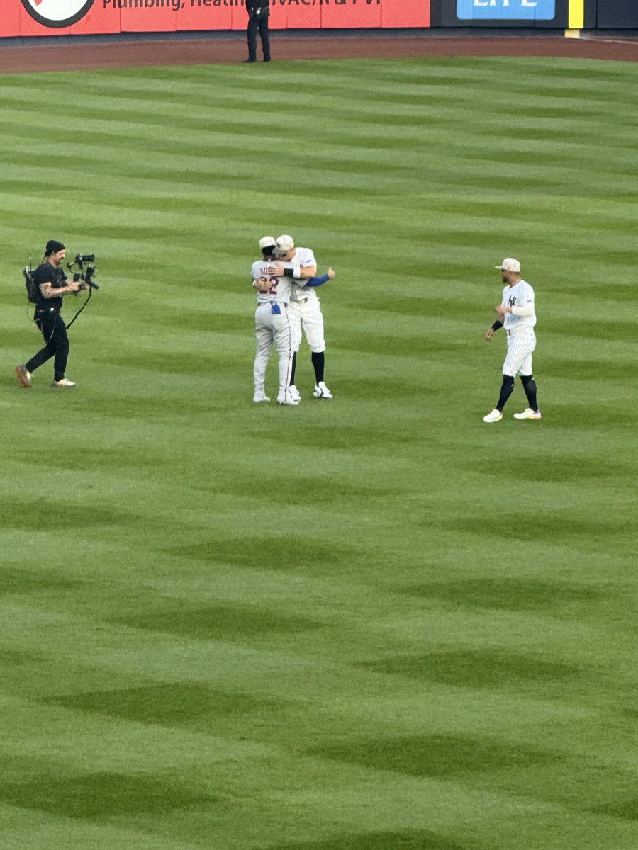 imlaurax's tweet image. Soto and Judge hugging 😢😭 #yankeesmets #subwayseries
