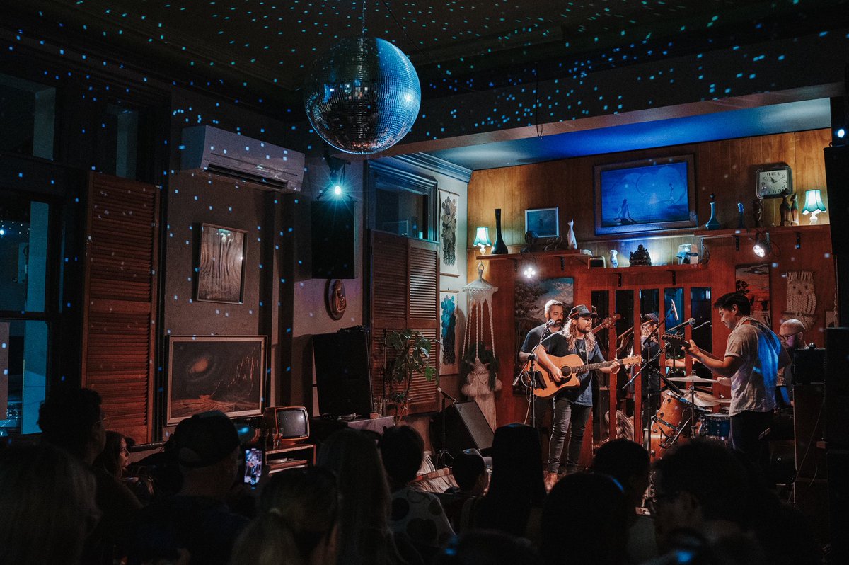 Who’s heading to the Brett Young show this Sunday 25th of May in Brisbane?
Catch the vibes going strong right after—my full band and i are playing live next door at Chattahoochees  Come hang, 10pm-1am grab a drink, and keep the country night rolling.