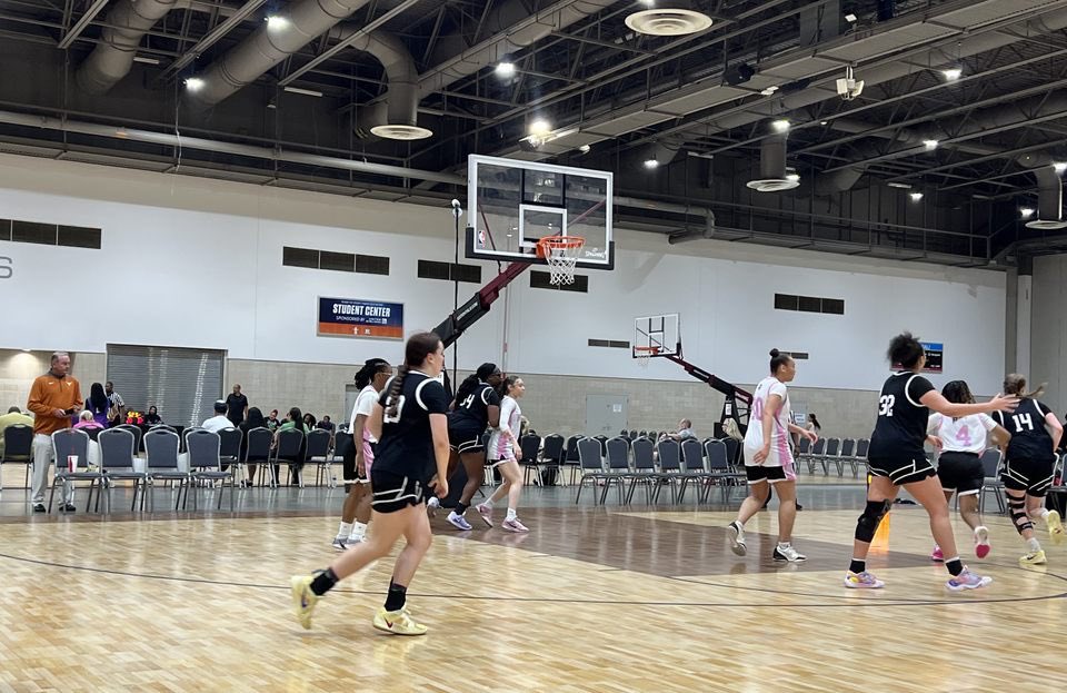 Had a great weekend in TX with 27 ⚫️ going 5-0. Proud of the girls being locked in every game with limited numbers. We tell the girls play your game and compete cause you never know who will be on the baseline. <a href="/TBWexposure/">Team Brandan Wright</a> <a href="/bweakley3/">Bryan Weakley</a> <a href="/TiaWoo22/">Tia Woo</a>