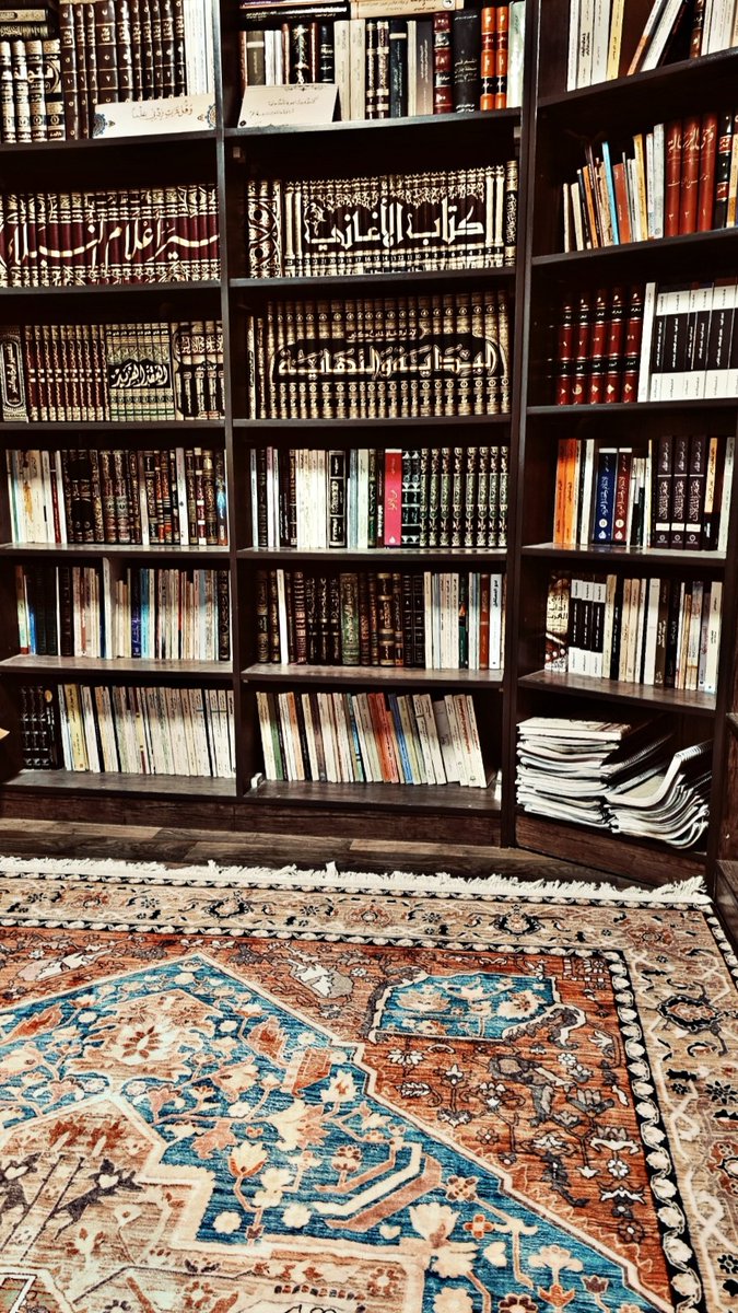 os1932os's tweet image. سبقت شِقوتي؛ وُلِدتُ مثقفًا.

كان من الممكن أن أولد ابن تاجر عطارة، فأتقن وزن الحلبة بالكيلو، وأحسب المكسب على حبّة البركة، وأكتشف أن الدنيا كلها تُقاس بميزانين لا ثالث لهما: الربح والخسارة. كان من الممكن أن أكون ابن سياسي ديموقراطي، أتمرّن منذ نعومة أظافري على فنون الخطاب…