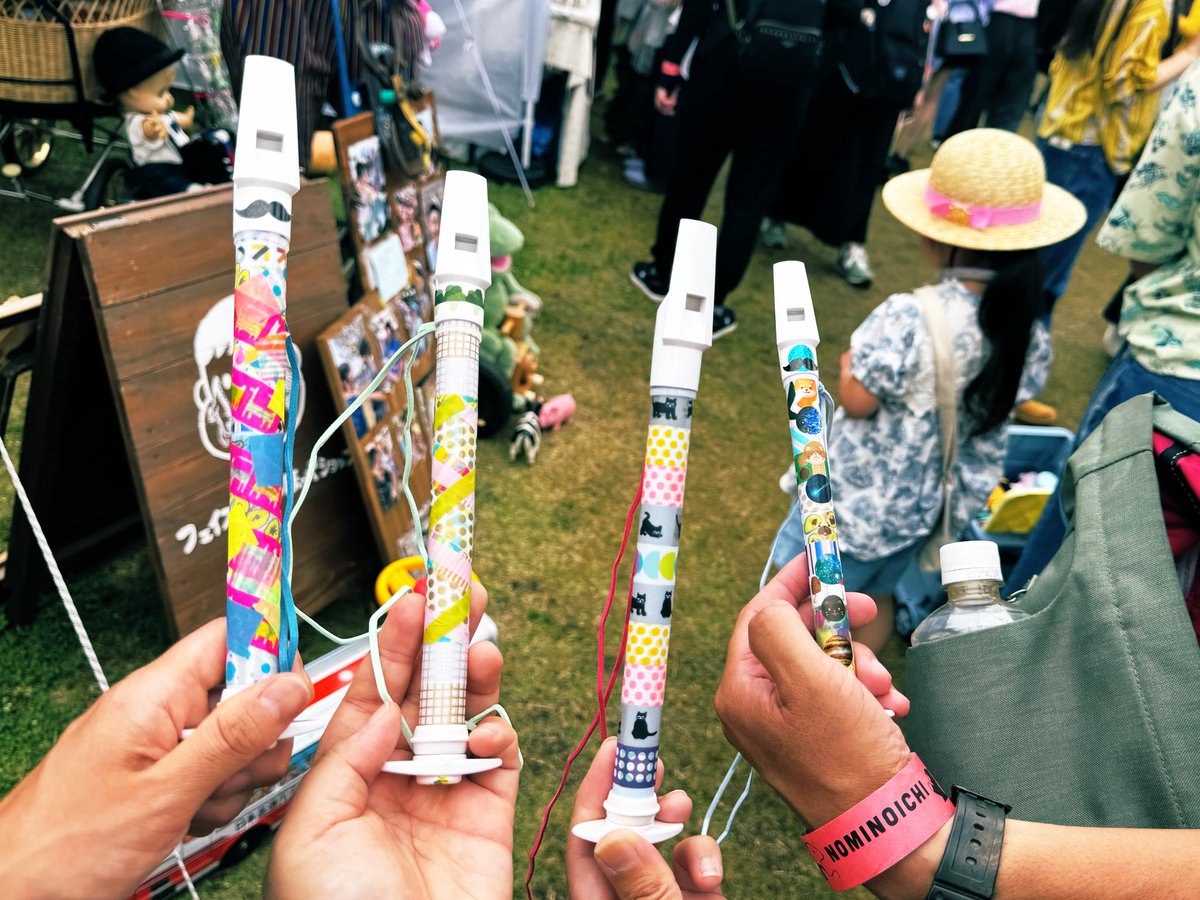 I_am_tomoru's tweet photo. これを持っている子どもとすれ違う度、そして数㍍歩く毎に「あれほしい!いいな〜」って言い続けたら、お店に到着する頃には一緒にいた全員がワークショップへの参加の意思を固めていた
ありがとう!楽しかった!!
〽︎みんなちがって みんないい〜
#東京蚤の市 #CHATOY (チャットイー)
#フエコラージュ https://t.co/2LuW8sNanv
