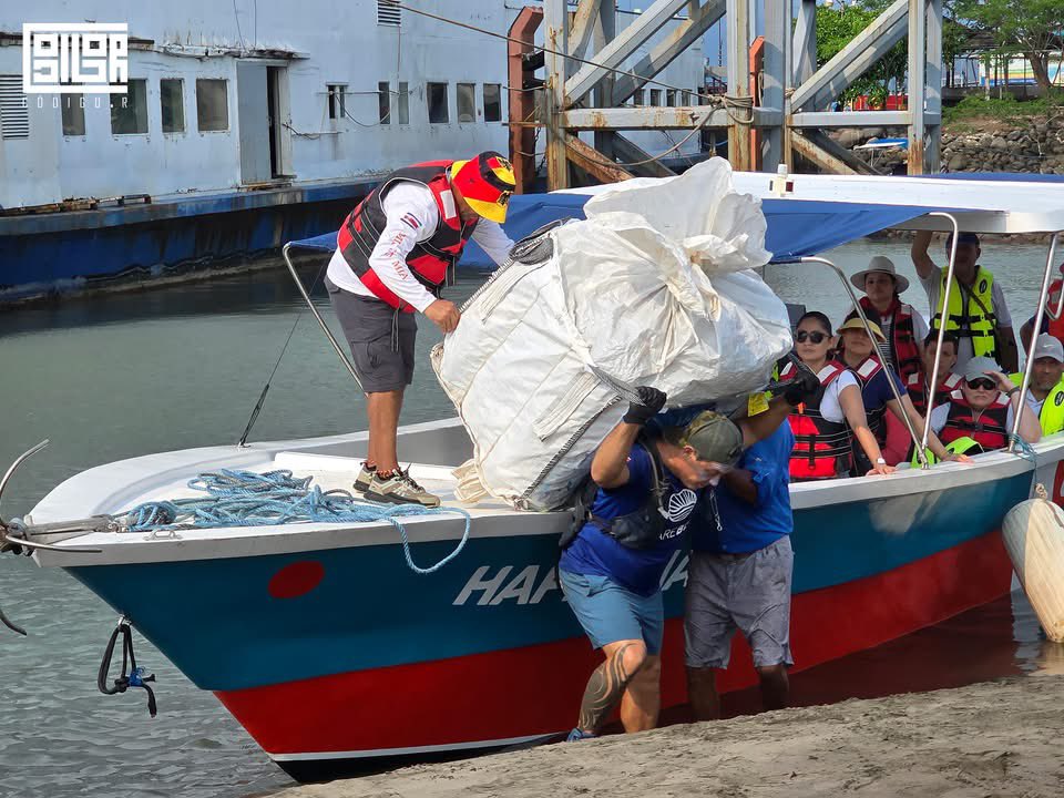 Un año más tuve el honor de ser parte de la Jornada de Recuperación de Residuos de Código R. Esta vez en Isla San Lucas.Compartir con funcionarios comprometidos y representantes de empresas que siempre tienen la camiseta puesta por el ambiente es una experiencia que inspira❣️♻️🌍
